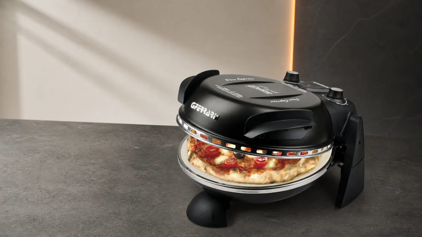 Le G3 Ferrari Delizia G10006 noir entrouvert avec la pizza officielle du fabricant
