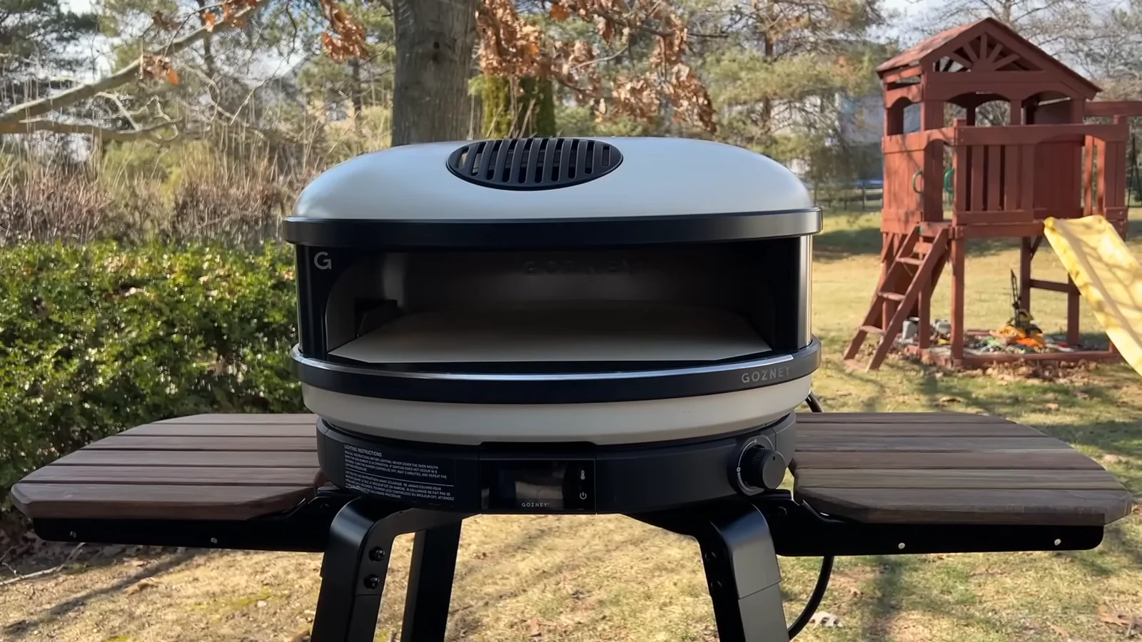 Four à pizza Gozney Arc XL installé sur son support dans un jardin