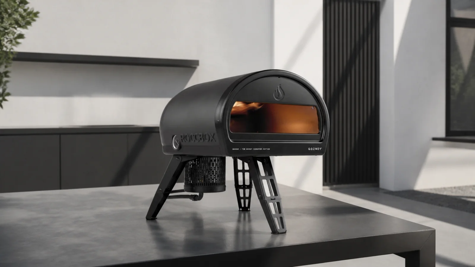 Four à pizza Gozney Roccbox noir sur ses trois pieds rabattables