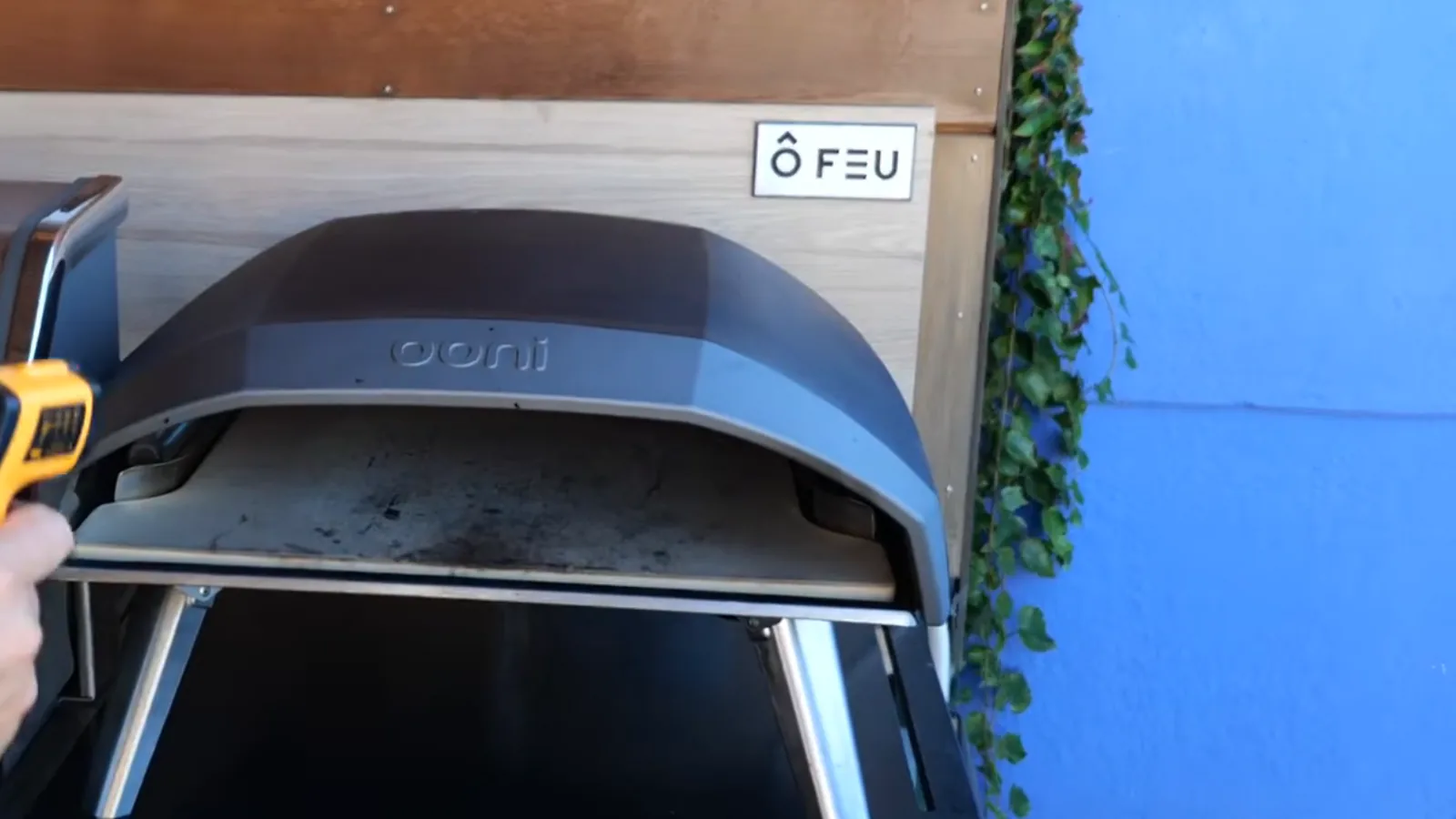 Ooni Koda 16 ouvert pendant une mesure de température de la sole