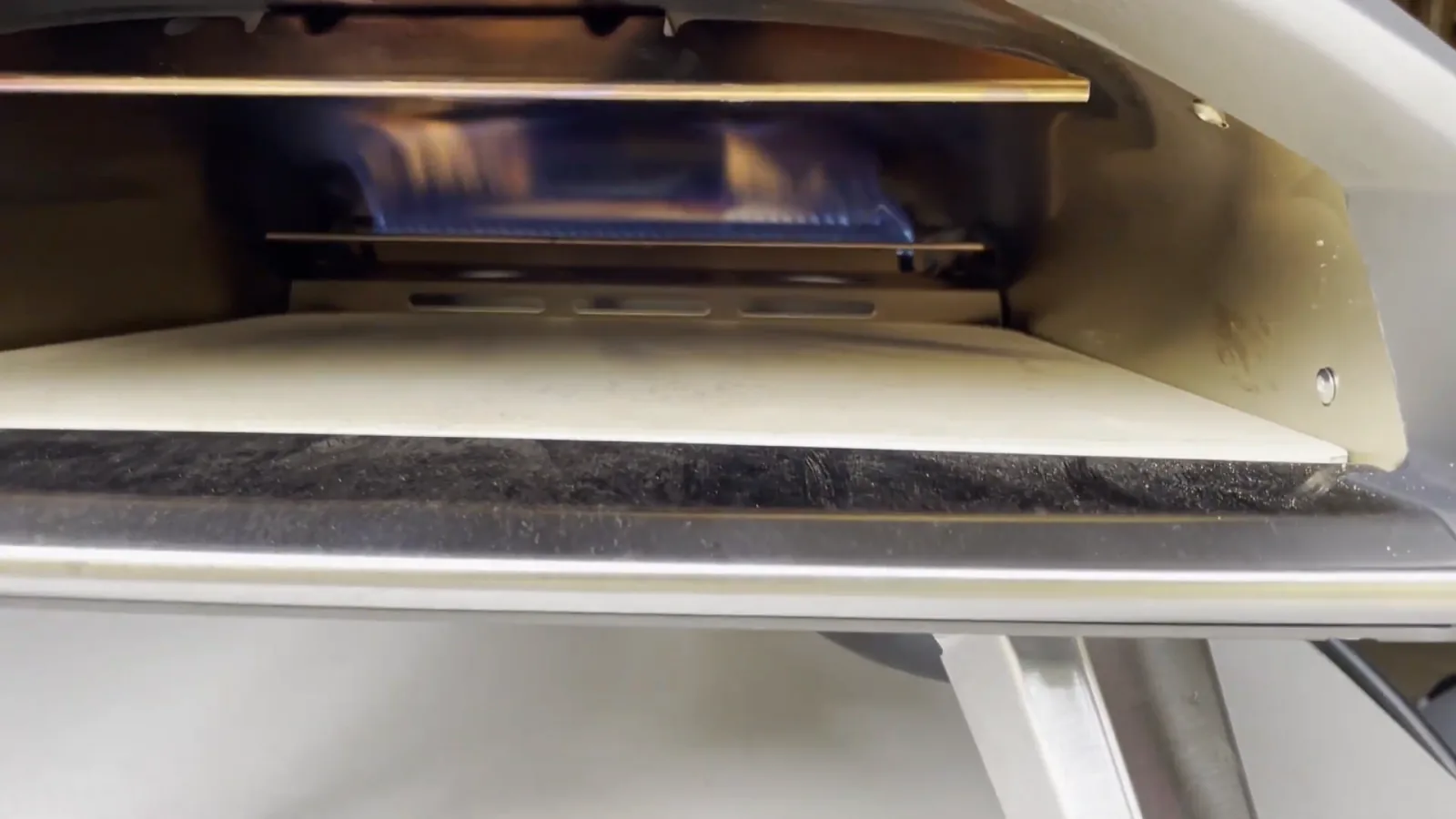 Brûleur à gaz et sole en pierre visibles dans le Ooni Koda 2