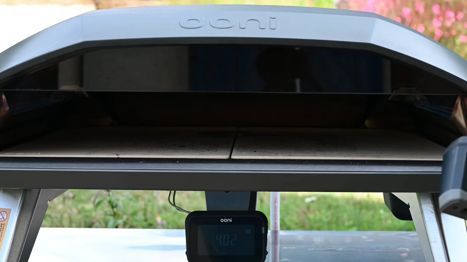 Large ouverture du Ooni Koda 2 Max avec ses deux pierres de cuisson
