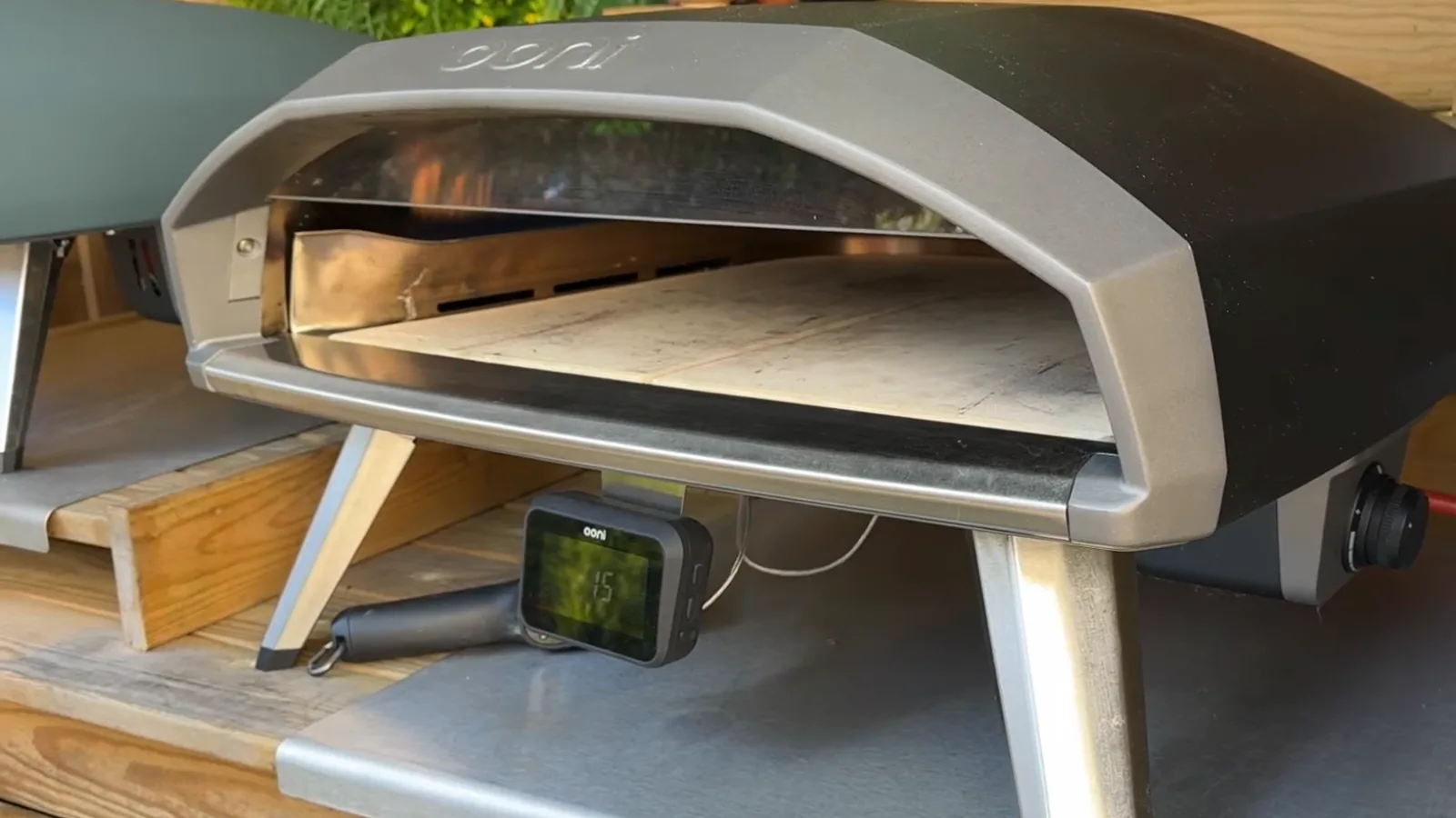 Ooni Koda 2 Pro ouvert avec sa sole et son thermomètre numérique