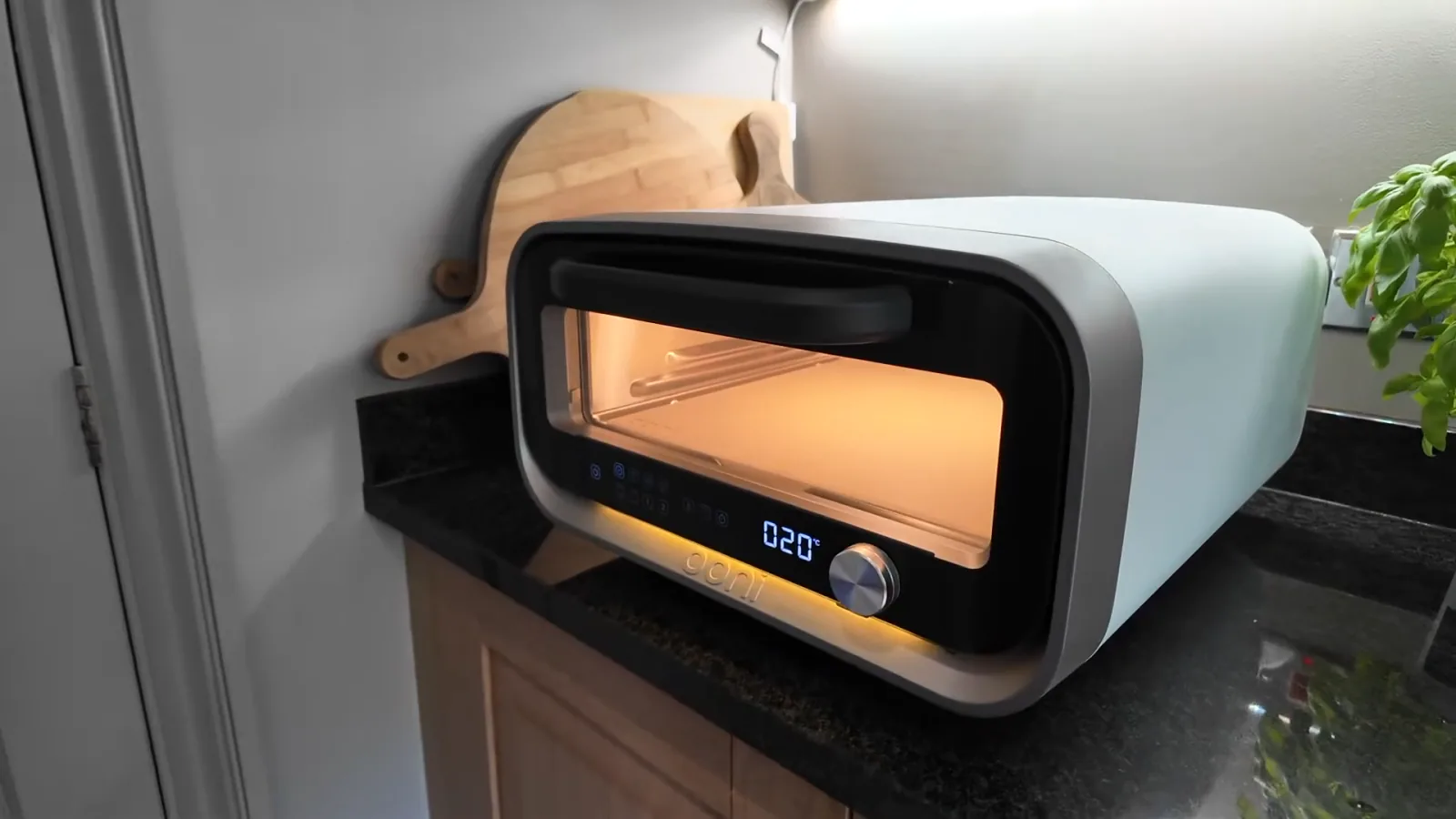 Four électrique Ooni Volt 2 allumé sur un plan de travail de cuisine